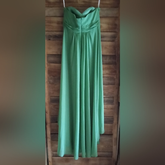 BEAUTIFUL LIGHT GREEN EVENT DRESS - Picture 2 of 6
